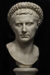© Roma Capitale, Sovrintendenza Capitolina ai Beni Culturali. Ritratto di Augusto, marmo, I sec. a.C. – I sec. d.C. (Roma, Musei Capitolini, Palazzo Nuovo, Sala Imperatori - Archivio Fotografico dei Musei Capitolini, foto Zeno Colantoni)