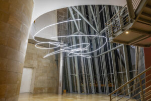 Il Guggenheim Museum di Bilbao installa nel proprio atrio un grande neon di Lucio Fontana
