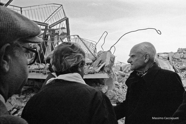 Massimo Cacciapuoti, S. Angelo dei Lombardi, Visita di Alberto Moravia nelle zone terremotate, nov 1980