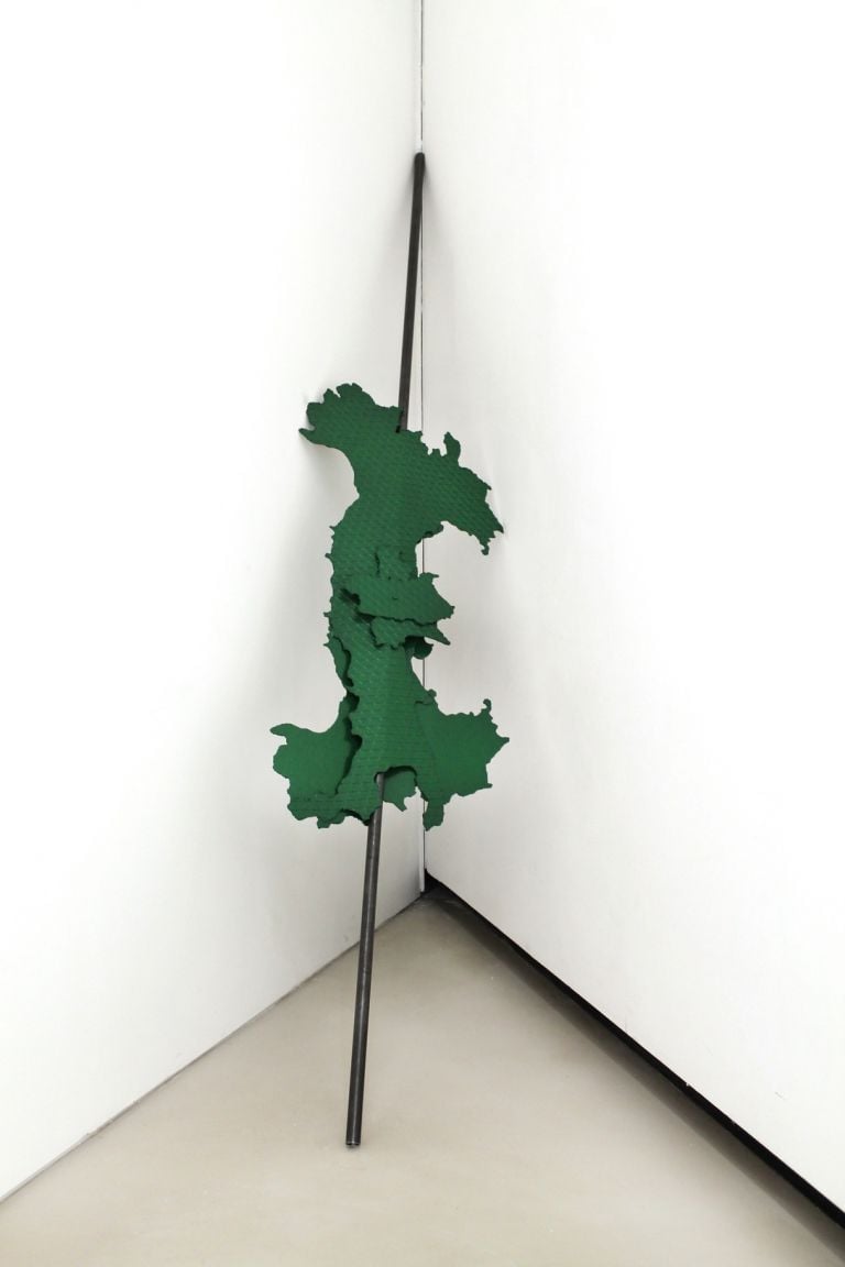 Luciano Fabro, Italia all’asta, 1994 ferro verniciato cm 355 x 70 x 10 foto Cecilia Fiorenza