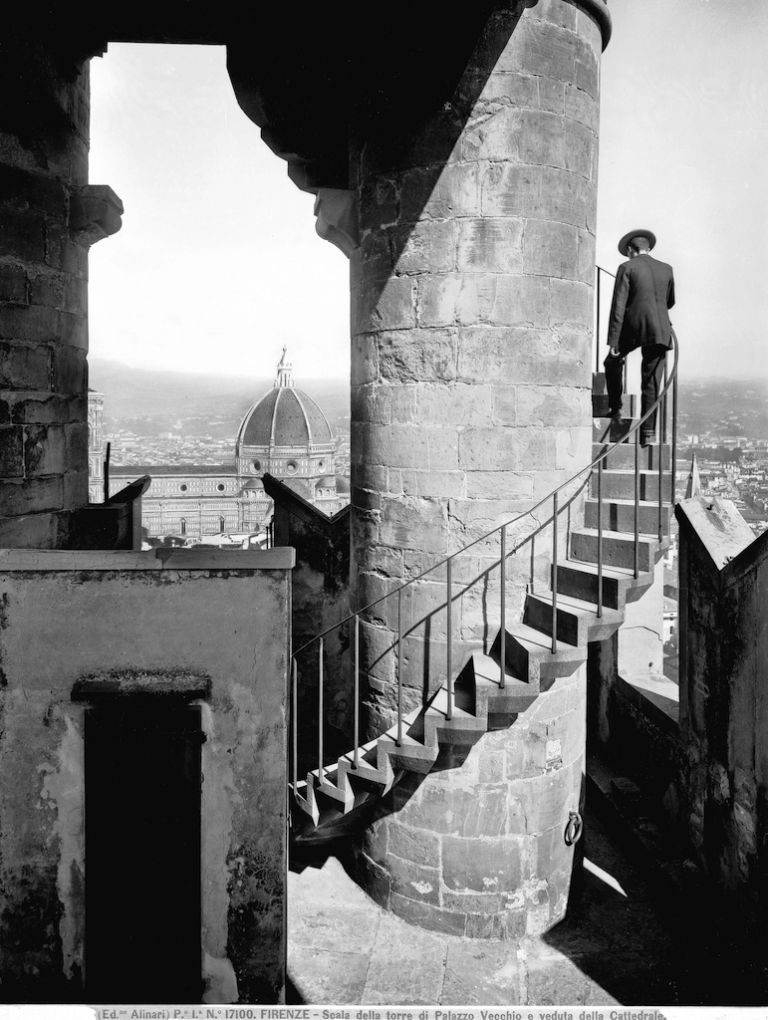 Scala della torre di Arnolfo in Palazzo Vecchio e veduta della Cattedrale, Firenze 1900-1905