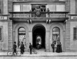 Veduta animata dell'ingresso dello stabilimento fotografico Fratelli Alinari di Via Nazionale, ora Largo Alinari, a Firenze.1899