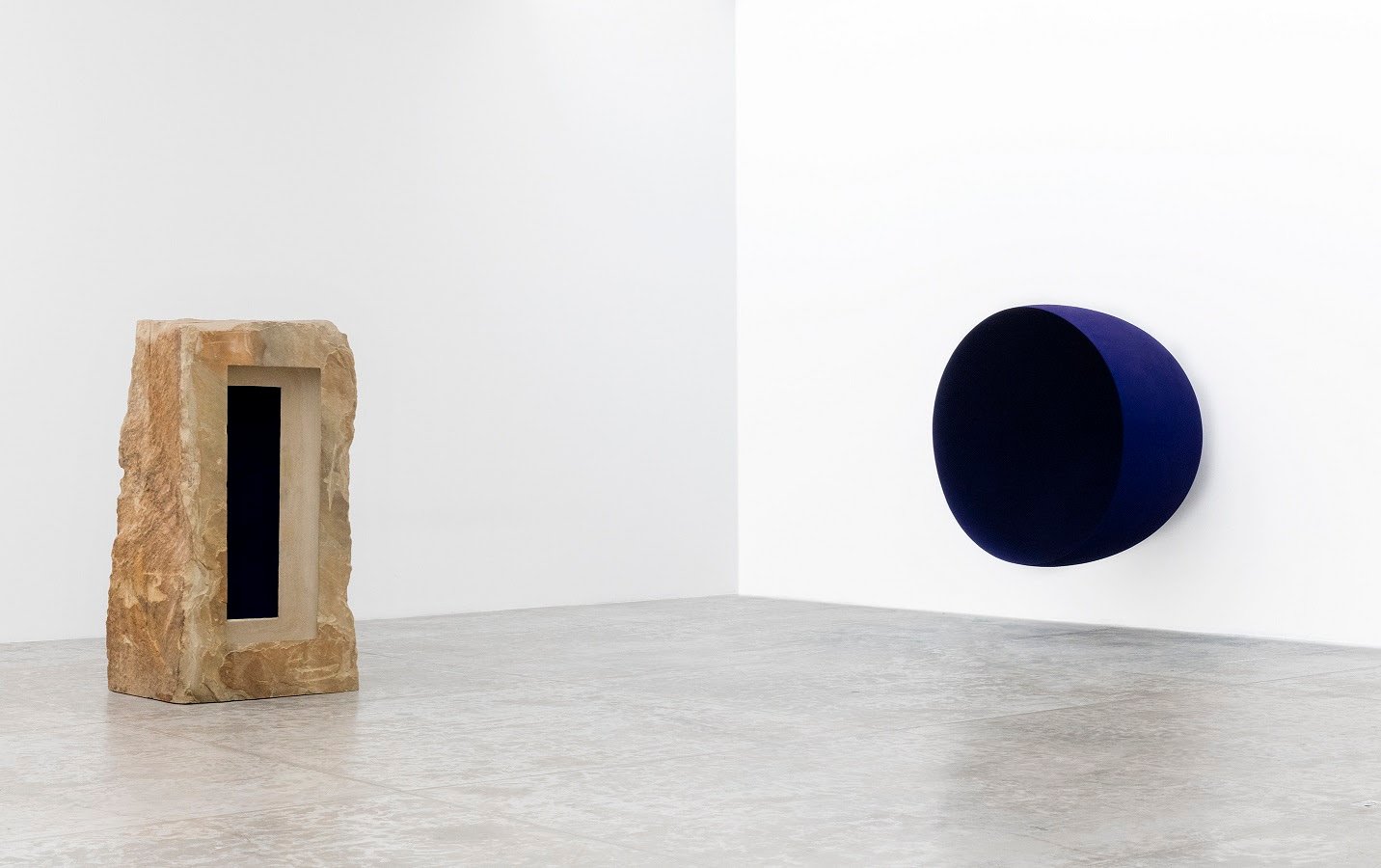 Anish Kapoor - Left: Untitled, 1992. Sandstone and pigment, 230x122x103 cm - Right: Void, 1989. Fibreglass and pigment, 200x200x152.5 cm Photograph: Michel Zabe ©Anish Kapoor. All rights reserved DACS, 2021