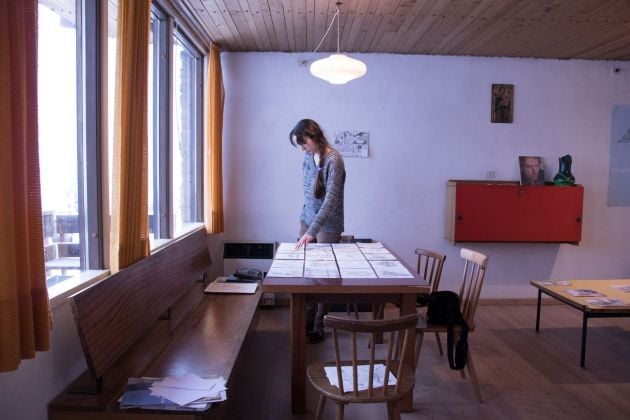 Anna Marzuttini al lavoro in residenza Progetto Borca, 2020. Photo credit Francesco Zanatta