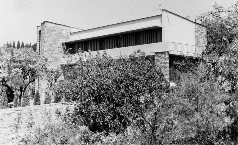 Casa Fattirolli a Poggio Gherardo (1955, in in collaborazione con l’architetto L. Ricci e l’ingegnere G. Petrelli). Foto del prospetto. Courtesy Università degli Studi di Firenze, BST – Archivi di Architettura, Fondo Giovanni Klaus Koenig