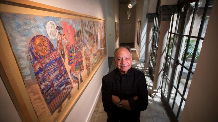 Cheech Marin con un'opera della sua collezione