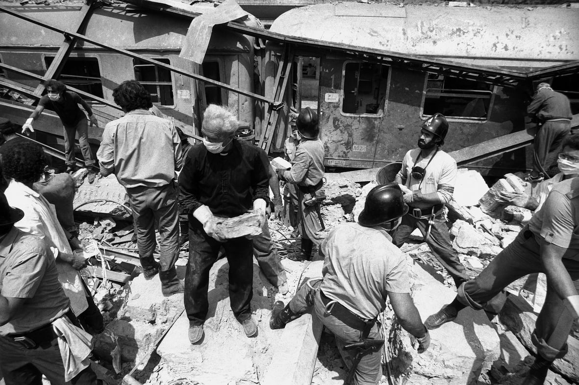 Paolo Ferrari, Prete in stazione - strage Bologna 2 agosto 1980 - copyright Archivio Ferrari