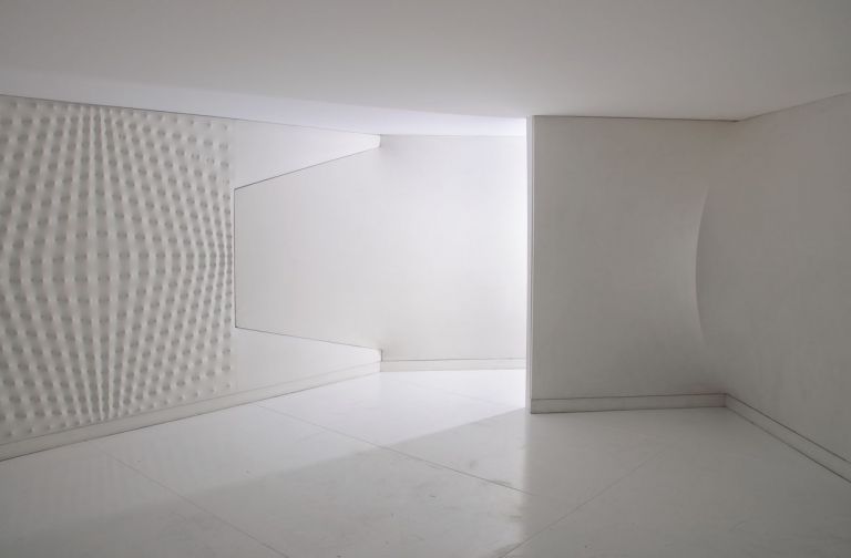 Enrico Castellani, Ambiente bianco, 1967 70, 210x550x530 cm. Courtesy Fondazione Enrico Castellani
