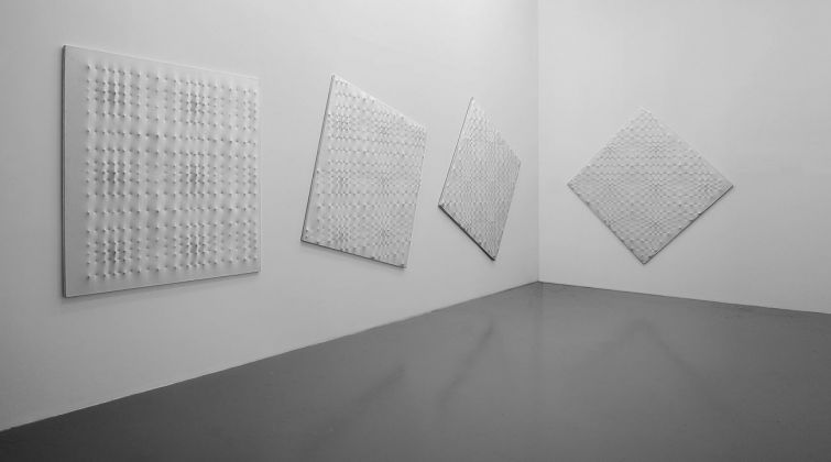 Enrico Castellani, Serie bianca, 1990, acrilico su tela, 150x150 cm ciascun elemento. Courtesy Fondazione Enrico Castellani