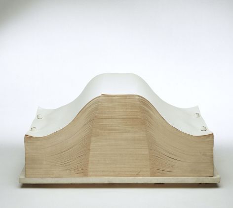 Enrico Castellani, Spartito, 1969, fogli di carta e base in legno, 80x35x37,7 cm. Courtesy Fondazione Enrico Castellani