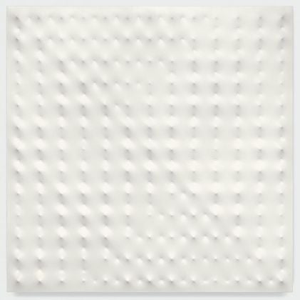Enrico Castellani, Superficie bianca, 2006, acrilico su tela, 150x 50 cm. Courtesy Fondazione Enrico Castellani