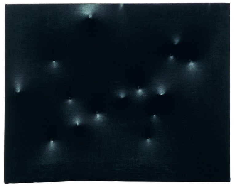 Enrico Castellani, Superficie nera, 1959, acrilico su tela, 40x50 cm. Courtesy Fondazione Enrico Castellani