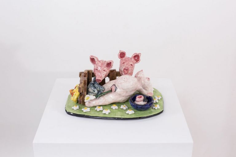 Eva Hide, Make your bed bitch!, 2019, maiolica dipinta, 28,5x20,5x16 cm