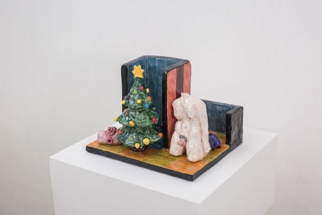 Eva Hide, Merry Christmas, 2019, maiolica dipinta, 29x23,5x22 cm