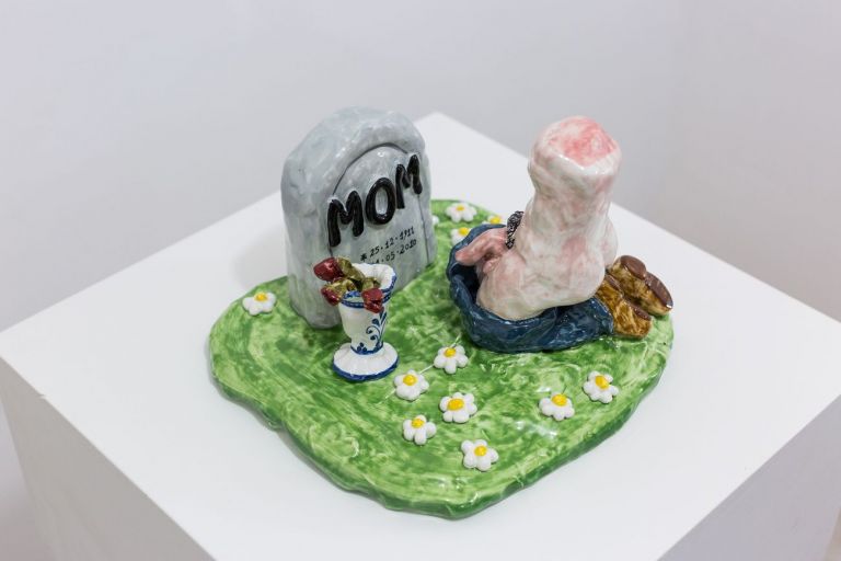 Eva Hide, Mom, 2018, maiolica dipinta, 24x24x18 cm