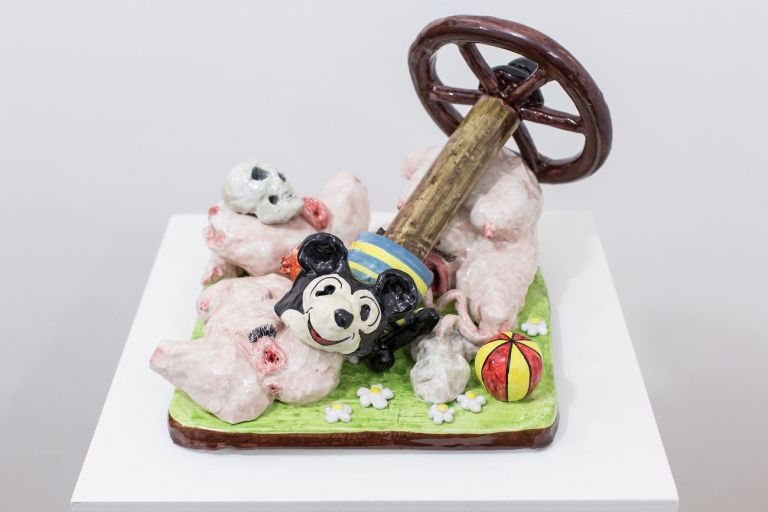 Eva Hide, Playground, 2018, maiolica dipinta, 39,5x22x23 cm