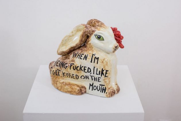 Eva Hide, Rabbit, 2019, maiolica dipinta, 31x20x27 cm