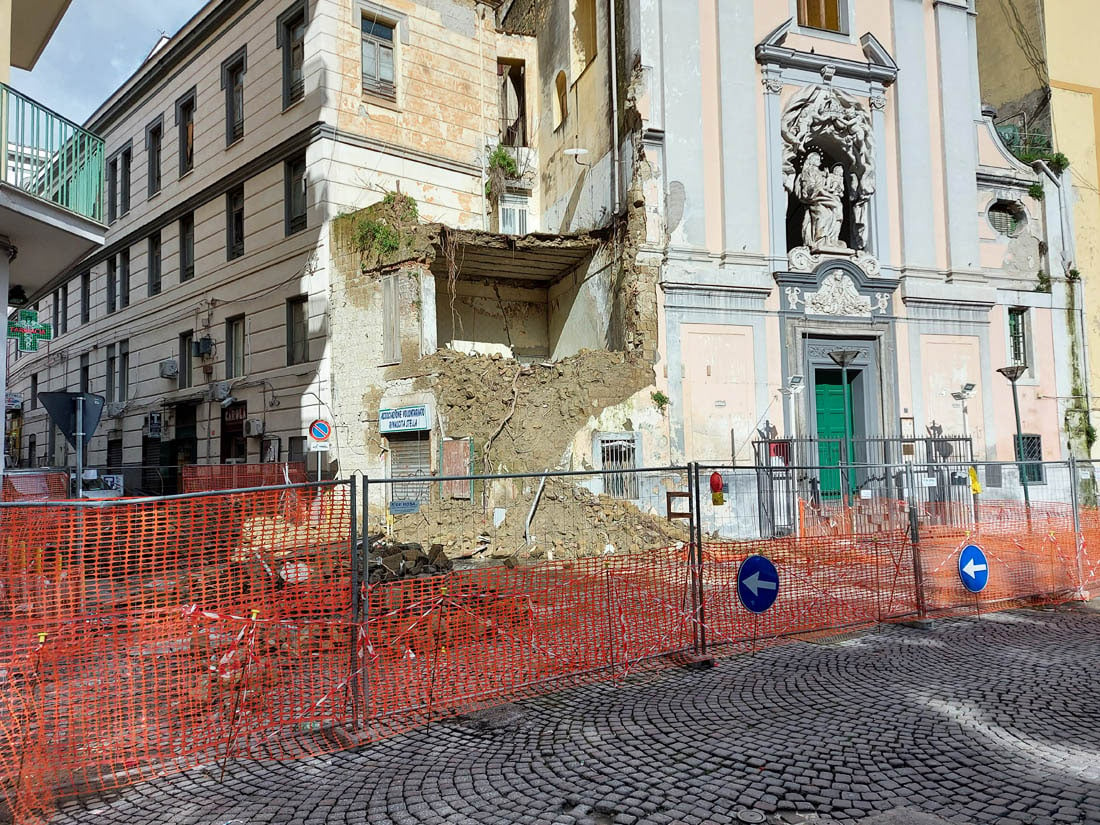 Facciata e particolare della chiesa di Santa Maria del Rosario alle Pigne (meglio nota come Rosariello), sita in Piazza Cavour, dopo il crollo del 20 gennaio 2021, Napoli 1 febbraio 2021. Photo Carlo De Cristofaro