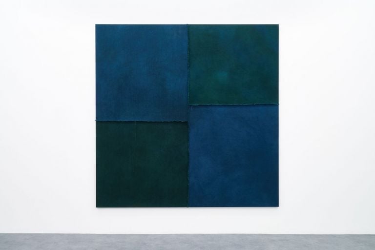 Hermann Bergamelli, Verde nel verde blu, tintura con elementi naturali e chimici su tessuto, 200x200 cm, 2020