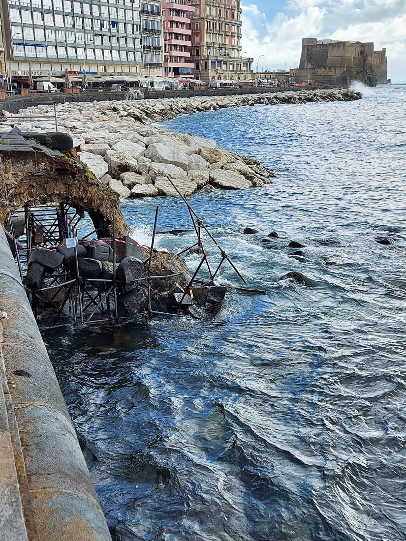 In primo piano i conci superstiti dell'arco borbonico, a seguito del crollo del 2 gennaio 2021, sullo sfondo Castel dell'Ovo, Napoli 1 febbraio 2021. Photo Carlo De Cristofaro