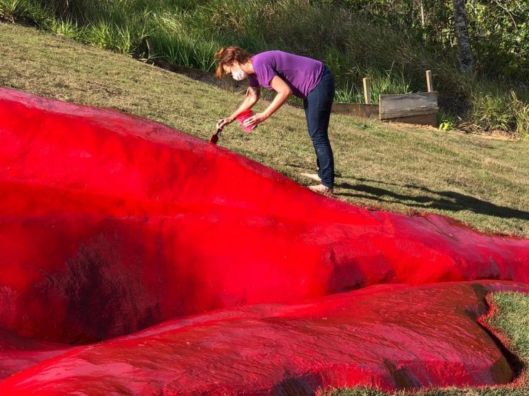 Juliana Notari al lavoro su Diva (2021) nel parco Usina de Arte di Agua Preta