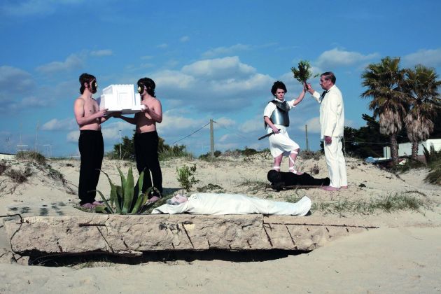 Luigi Presicce, La sepoltura di Adamo, 2012, performance per un gabbiano morto, litoranea Porto Cesareo. Photo Francesco G. Raganato