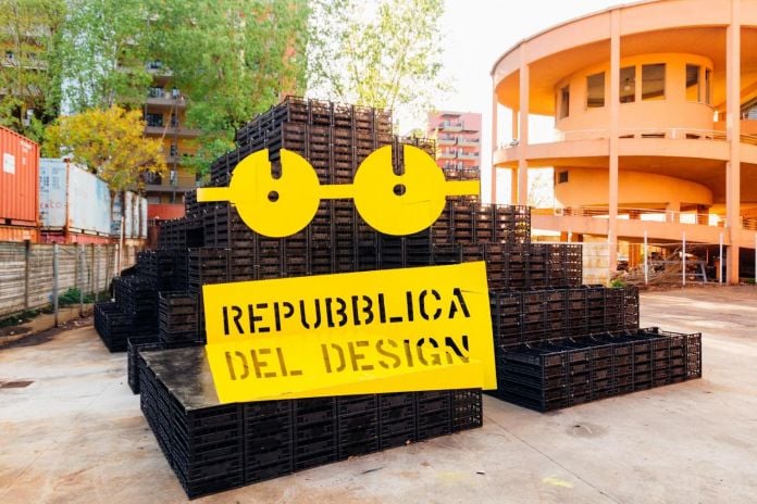 Monumento del design ideato da Ghigos con gli studenti di Design del Politecnico e realizzato con materiale di recupero