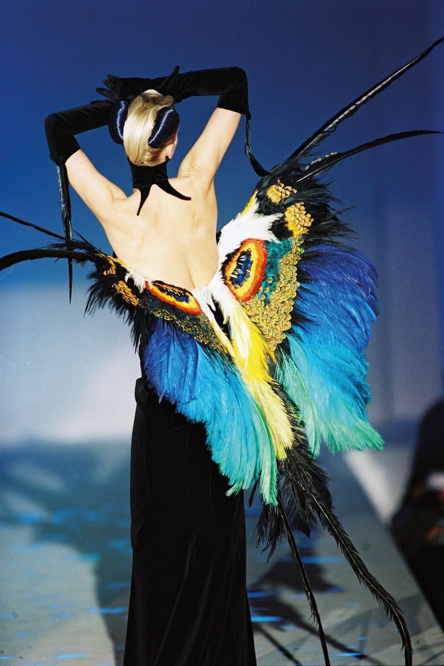 Outfit Thierry Mugler, Collezione Les Insectes, Alta moda Primavera Estate 1997. Photo © Patrice Stable