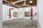 Ludovica Gioscia alla Baert Gallery di Los Angeles in mostra col suo gatto - Photo Joshua White jwpictures.com