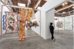 Ludovica Gioscia alla Baert Gallery di Los Angeles in mostra col suo gatto - Photo Joshua White jwpictures.com