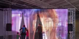 Riccardo Benassi, Morestalgia, 2019. installazione ambientale, schermo LED, struttura in alluminio e catena, sistema di audio diffusione. Courtesy l'artista, ph Andrea Rossetti