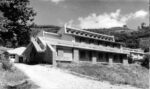 Scuole elementari e materne di San Marcello Pistoiese (1956, in collaborazione con l’ingegnere C. Messina). Foto del fronte sud. Courtesy Università degli Studi di Firenze, BST – Archivi di Architettura, Fondo Giovanni Klaus Koenig