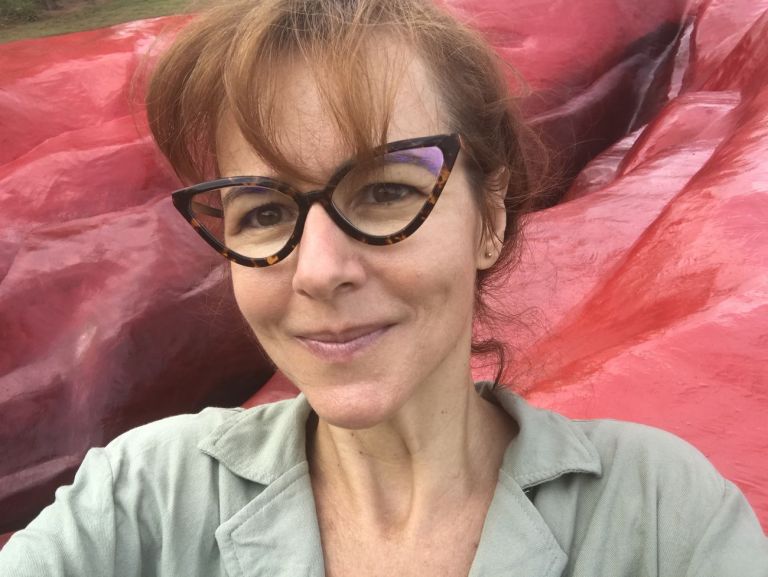 Selfie di Juliana Notari con alle spalle l'opera Diva (2021)