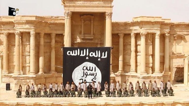 Soldati siriani giustiziati dall’Isis, antico anfiteatro romano di Palmira, 2015