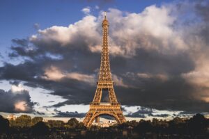 La Tour Eiffel color giallo bruno: via al più grande restyling della storia del monumento parigino