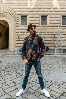JR davanti a Palazzo Strozzi. Photo Ela Bialkowska, OKNOstudio