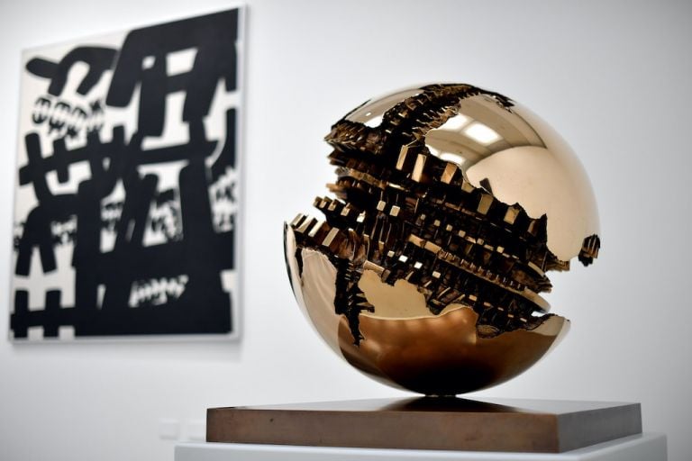 La Sfera n. 5 di Arnaldo Pomodoro e Superficie 479 di Capogrossi