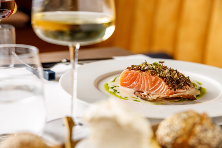 Caffè Doria - Salmone marinato, crema d'aglio dolce e aneto con insalatina selvatica. Ph. Andrea Di Lorenzo