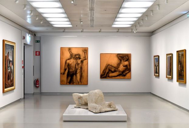 Sala “L’arte tragica e senza tempo degli anni del fascismo”. In primo piano, La sete di Arturo Martini, sullo sfondo opere di Carlo Carrà e Mario Sironi