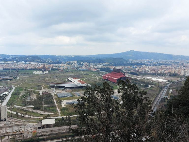 Bagnoli oggi. In primo piano l'insediamento industriale dismesso di Bagnoli, adestra il quartiere di Fuorigrotta, sulla sinistra quello di Bagnoli. Napoli, 7 marzo 2021, Photo Carlo De Cristofaro