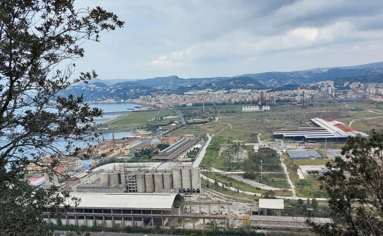 In primo piano l'insediamento industriale dismesso di Bagnoli, sulla sinistra la Città della Scienza ed i pontili di imbarcazione. Napoli, 7 marzo 2021, Photo Carlo De Cristofaro