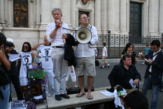 Angel_F partecipa al Freedom Not Fear, la giornata “anti bavaglio” organizzata dai giornalisti contro il Decreto Alfano, Nella foto e a Piazza Navona, a Roma con il papà Derrick Deckerchove