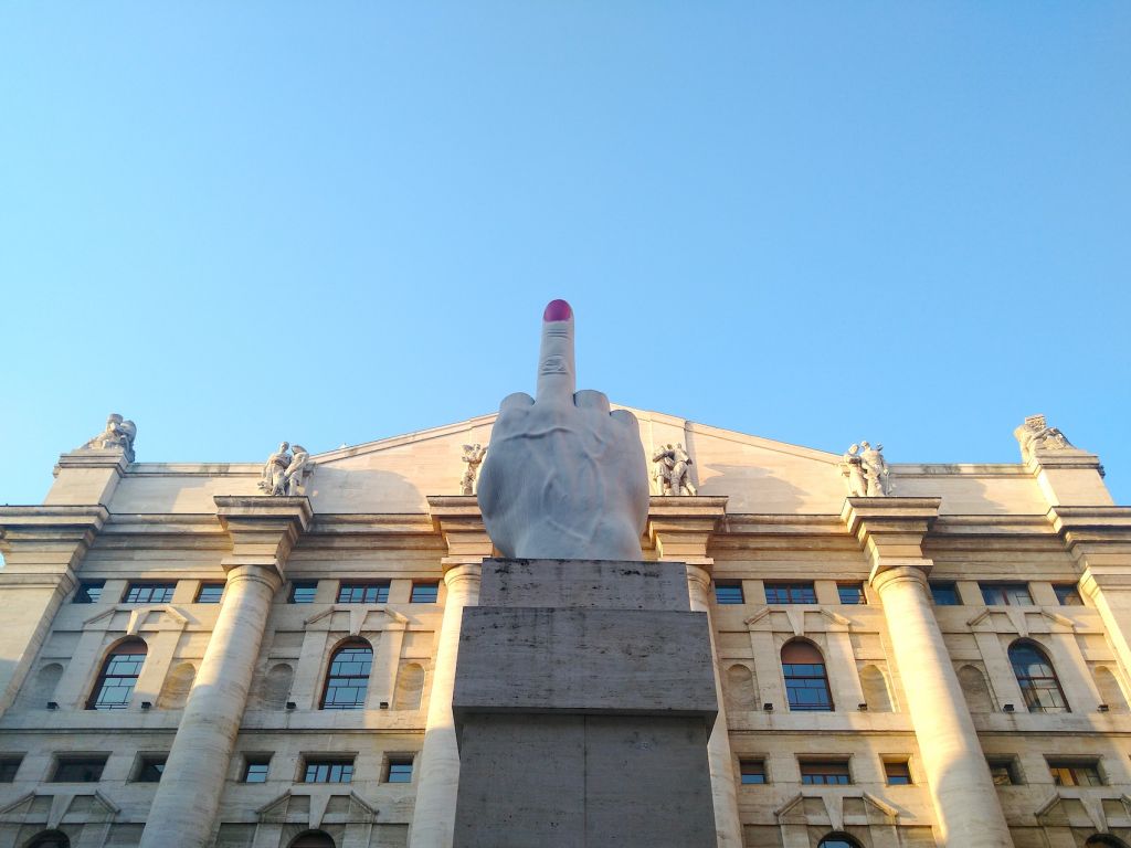 A Milano il dito medio di Cattelan con lo smalto rosa. Regalo dell’8 marzo di uno street artist