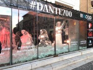 Dante: la città di Pesaro lo celebra con una scultura di ghiaccio lunga 8 metri