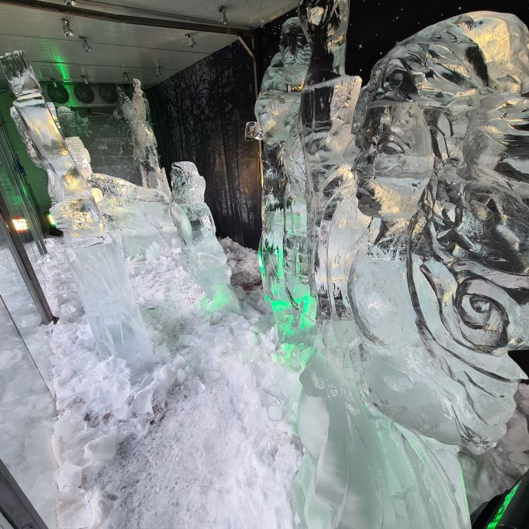 La scultura di ghiaccio dedicata a Dante a Pesaro