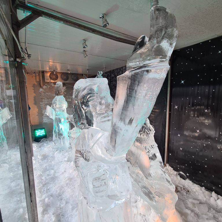 La scultura di ghiaccio dedicata a Dante a Pesaro