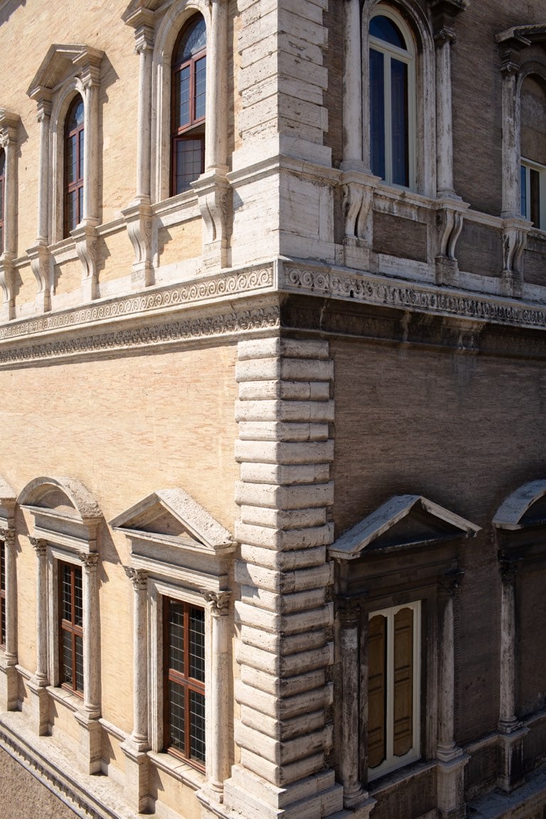 Facciata laterale Palazzo Farnese. Foto C. Mantuano