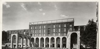 Fronte est, con il portico, del Palazzo dell'Arte. Photo Crimella