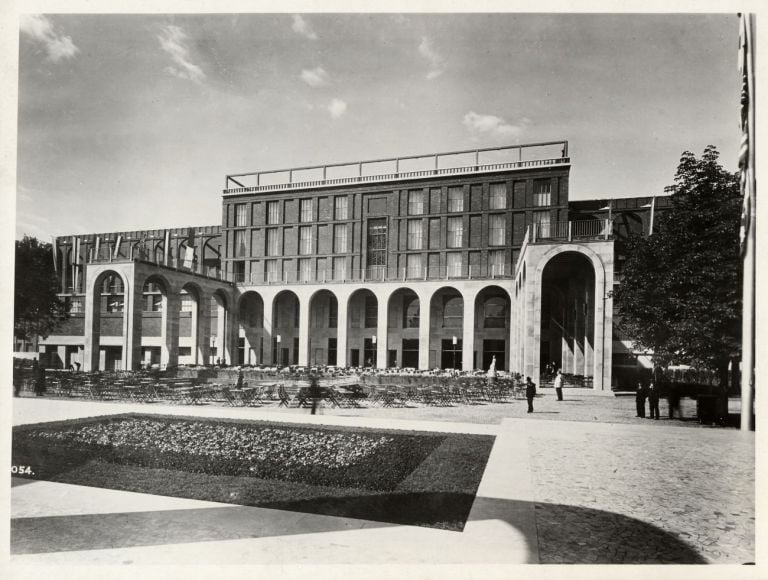 Fronte est, con il portico, del Palazzo dell'Arte. Photo Crimella