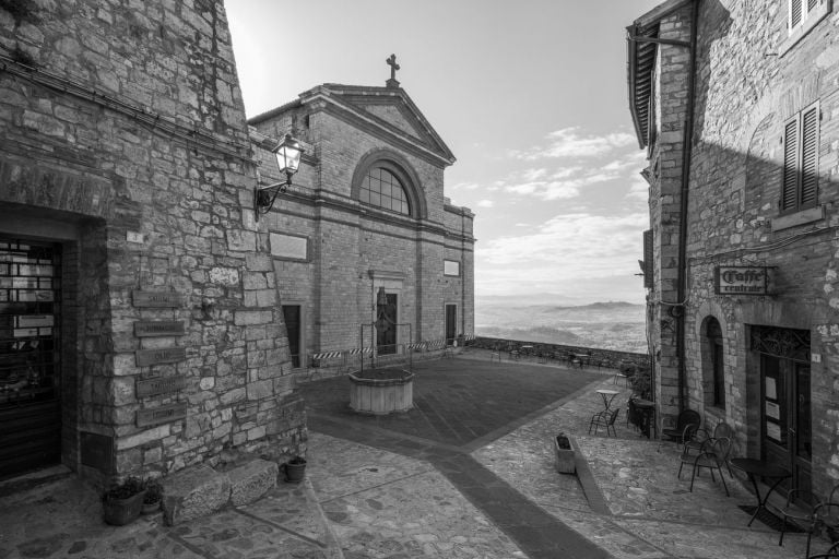 George Tatge, Montecastello di Vibio, Piazza Guglielmo Marconi, 2020